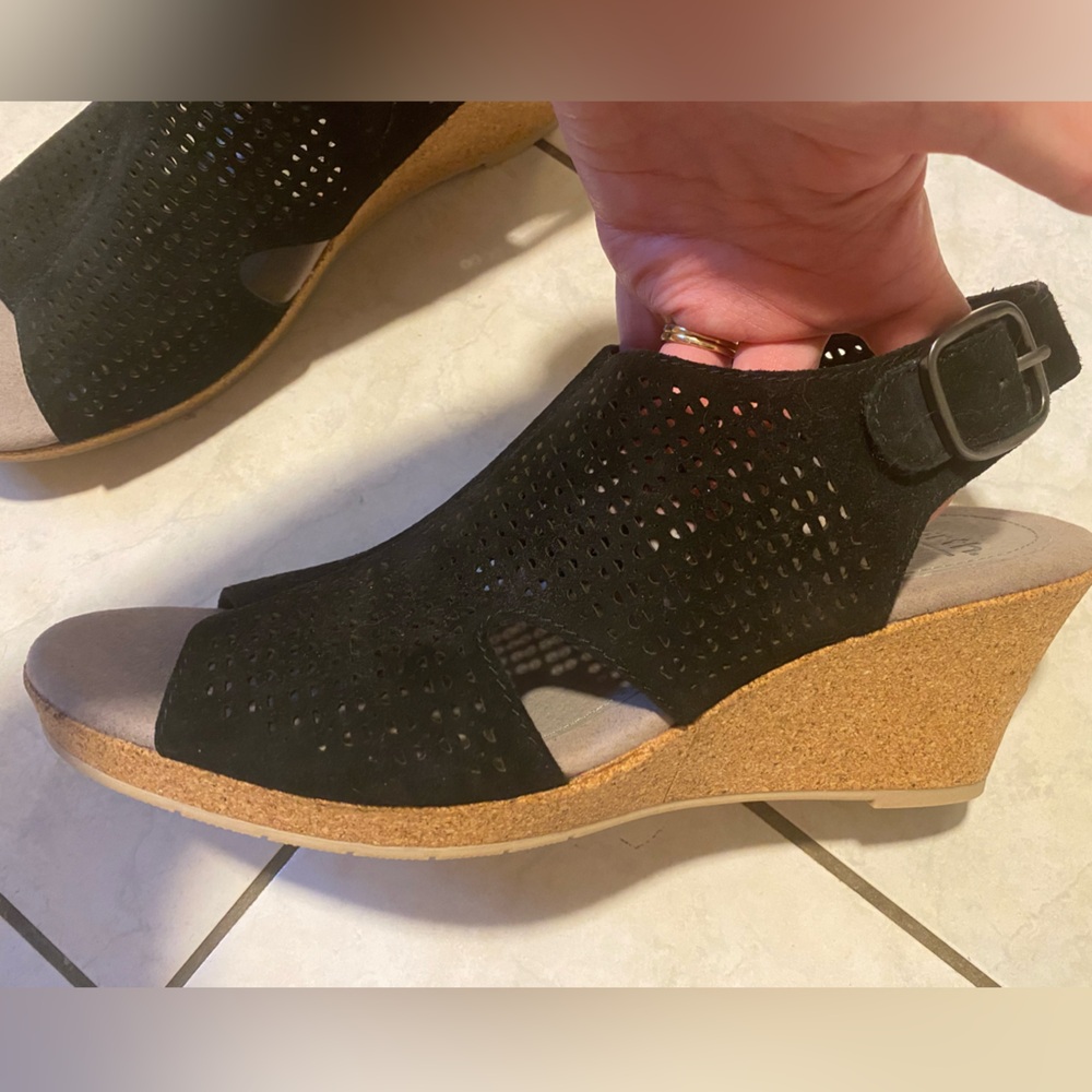 Earth shoes - woodland radiant - black - size 9 wedge sandals